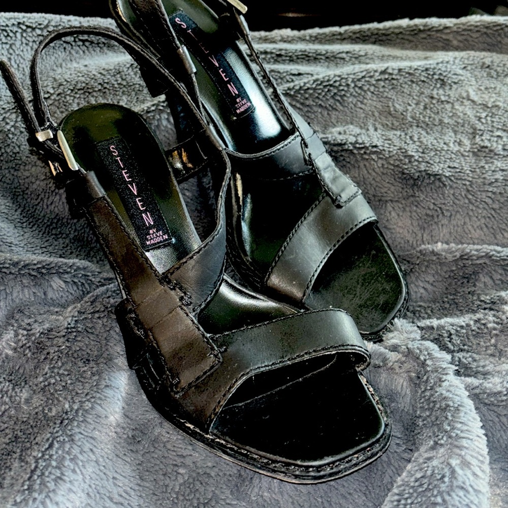 Black Steve Madden heels size 6.5M like new condition. Excellent condition